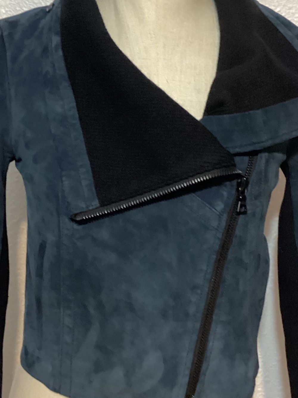 Yigal Azrouel Women’s lambskin Suede Asymmetrical Moto Jacket size 4 - Picture 2 of 7